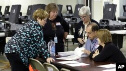 Para petugas mulai melakukan penghitungan ulang surat-surat suara pemilihan presiden 8 November lalu di Milwaukee, Wisconsin (1/12).