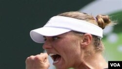 Vera Zvonareva merayakan kemenangan 7-5, 6-3 atas Agnieszka Radwanska pada turnamen Sony EricssonTerbuka di Key Biscayne, Florida, Rabu (30/3).