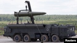 지난 2015년 6월 러시아 모스크바 외곽의 쿠빙카에서 열린 국제군무기 포럼에서 러시아 군이 이스캔데르 전략 미사일 시스템을 선보이고 있다. (자료사진)