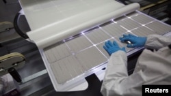Công nhân làm việc tại nhà máy sản xuất pin quang điện SolarWorld ở Hillsboro, bang Oregon, Hoa Kỳ, ngày 15, 2018. 
