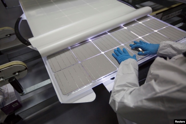 Un operador de producción revisa un panel en la fábrica de paneles solares SolarWorld en Hillsboro, Oregón, el 15 de enero de 2018.