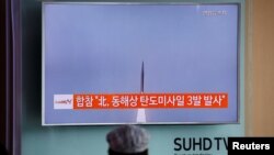 Người dân Hàn Quốc theo dõi bản tin về việc Bắc Triều Tiên phóng ba tên lửa đạn đạo vào biển Nhật Bản, ngày 5/9/2016.
