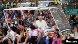 教宗方济各在厄瓜多尔首都基多向欢迎他的信众挥手致意 （2015年7月5日）