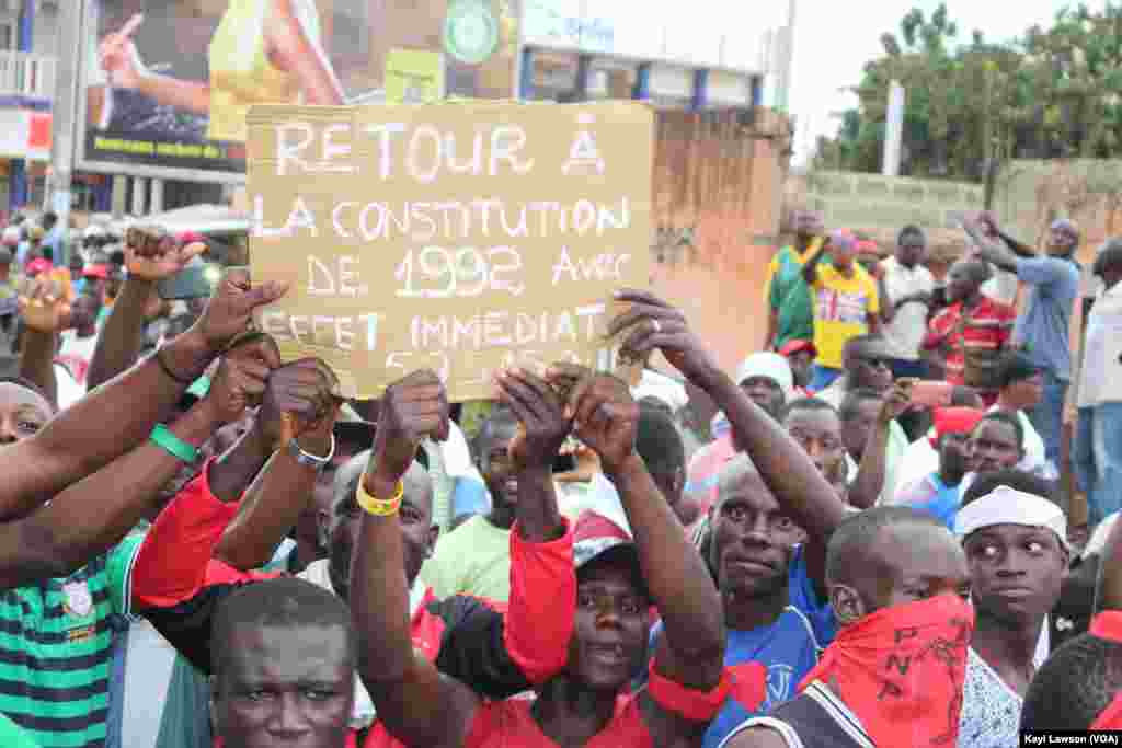 Des centaines de manifestants sont dans les rues de Lomé, au Togo, le 4 octobre 2017. (VOA/Kayi Lawson)