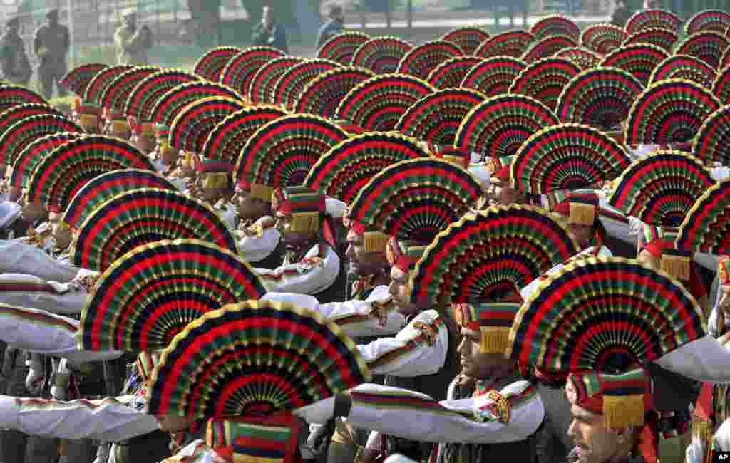 Paramilitary force soldiers march during rehearsals for the upcoming Republic Day parade at&nbsp; Raisina Hill, the Indian government headquarters in the capital, New Delhi.