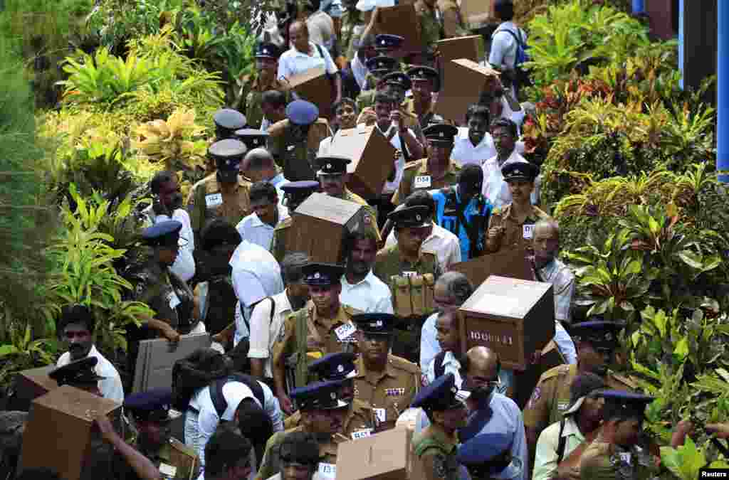 Para petugas tempat pemungutan suara dan polisi berada dalam antrean, mempersiapkan diri untuk pergi ke tempat-tempat pemungutan suara menjelang pemilu provinsi pertama dalam 25 tahun di Jaffna, yang sebelumnya merupakan zona perang di Sri Lanka utara, sekitar 400 kilometer (249 km) di utara Colombo.