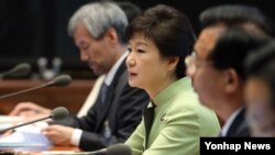 박근혜 한국 대통령(가운데)이 22일 청와대에서 열린 수석비서관회의에서 모두발언을 하고 있다.