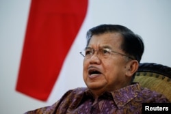 FILE - Jusuf Kalla, saat diwawancarai oleh Reuters di Jakarta, 20 Juni 2016. (Reuters/Beawiharta)