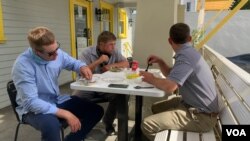 Клієнти віддають перевагу столикам на вулиці