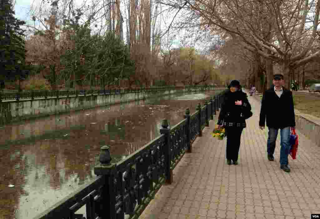 War and peace: as Russia mobilizes troops in Ukraine's Crimea, some in the regional capital enjoy a Sunday stroll, Simferopol, March 2, 2014. (E. Arrott/VOA)