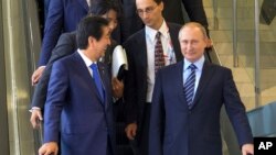 رئیس جمهوری روسیه و شینزو آبه، نخست وزیر ژاپن راهی سالن نشست در شهر ولادی وستک می شوند.