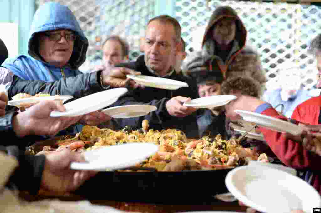 Un restaurante en Bordeaux, Francia, regaló paella a decenas de indigentes, en el día de Navidad.