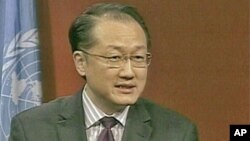 Dr. Jim Yong Kim ຊາວອາເມຣິກັນ ໄດ້ຖືກຄະນະອໍານວຍການ ທະນາຄານໂລກ ແຕ່ງຕັ້ງໃຫ້ເປັນ ປະທານຄົນໃໝ່.