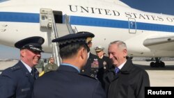 Bộ trưởng Quốc phòng Mỹ James Mattis (ngoài cùng bên phải) đặt chân tới căn cứ không quân Osan, Hàn Quốc, hôm 2/2. Đây là chuyến thăm nước ngoài đầu tiên của ông trên cương vị người đứng đầu Lầu Năm Góc nhằm "trấn an các đồng minh châu Á".