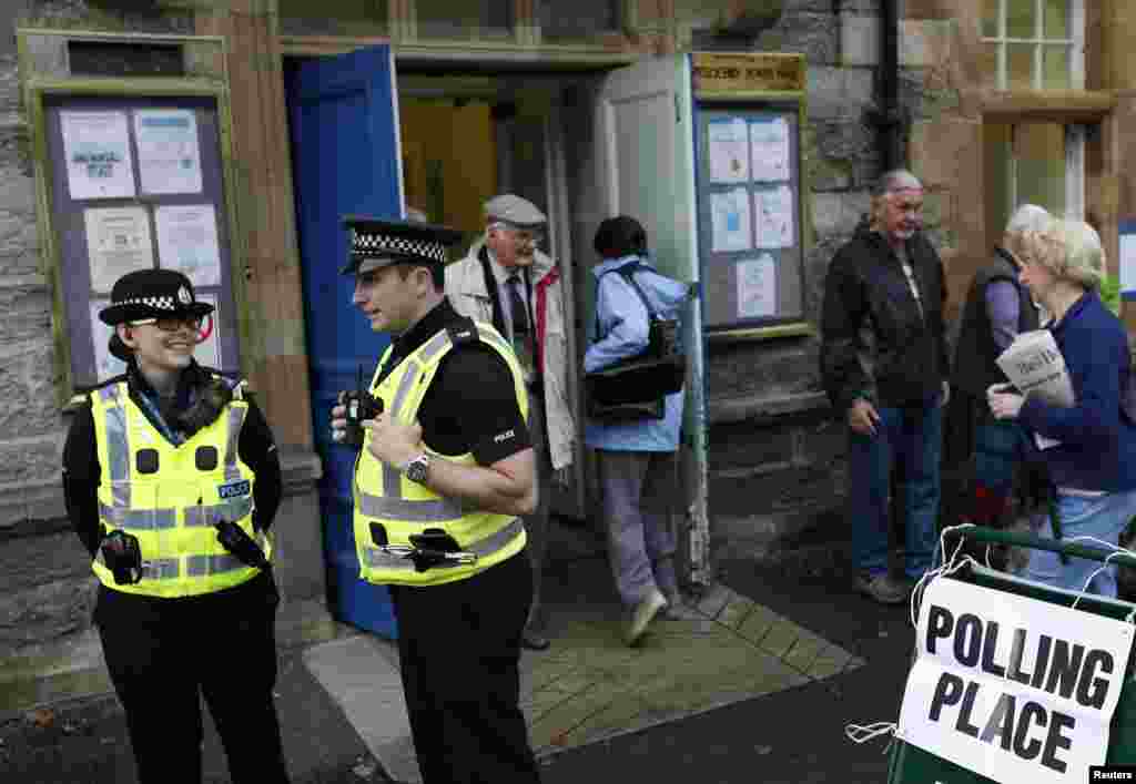 Polisi di luar tempat pemungutan suara di&nbsp;Pitlochry (18/9).&nbsp;(Reuters/Russell Cheyne) 