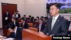 홍용표 한국 통일부 장관(오른쪽)이 지난 14일 국회 외교통일위원회 전체회의에서 현안보고를 하고 있다.