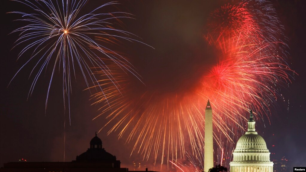 美国国庆日的烟花在华盛顿纪念碑和国会大厦上空绽放。（资料照片）(photo:VOA)
