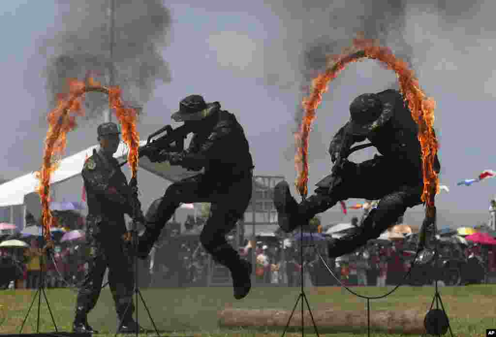 Chinese People&#39;s Liberation Army (PLA) personnel demonstrate during the opening day of Stonecutter Island Navy Base to mark the 18th anniversary of the Hong Kong handover to China, Hong Kong, July 1, 2015.
