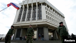 親俄羅斯武裝人員守衛著克里米亞地區議會大樓