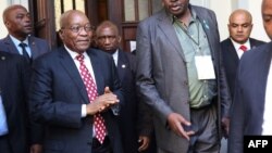 L'ancien président sud-africain Jacob Zuma (2e G.) au sortir du tribunal de Durban à Durban, le 8 juin 2018.