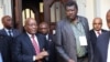 L'ancien président sud-africain Jacob Zuma (2e G.) au sortir du tribunal de Durban à Durban, le 8 juin 2018.