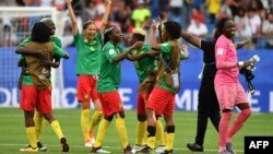 Les joueuses camerounaises célèbrent la victoire contre l'équipe néo-zélandaise du Groupe E à la Coupe du Monde de Football 2019, le 20 juin 2019, à Montpellier en France.