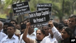 4月22日﹐印度示威者在國會大樓前舉牌抗議﹐要求修改法例嚴厲懲處強姦犯人。