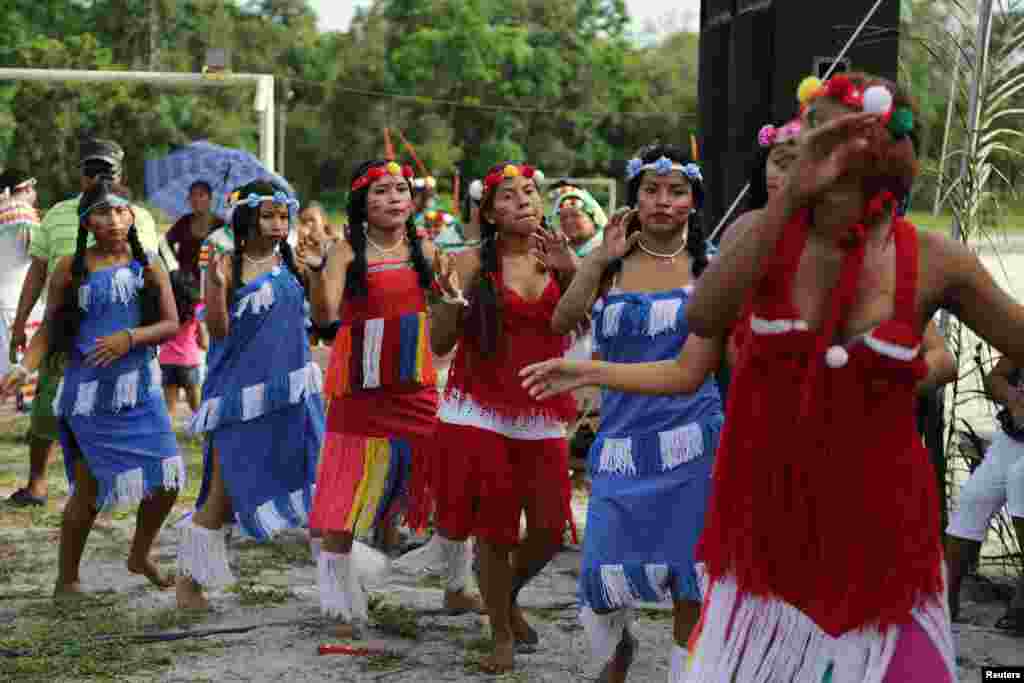 Warga suku Warrau, Arawak dan Carib terlihat berada di District Para, Suriname, 26 Juli&nbsp;2014. (REUTERS/Ranu Abhelakh) 