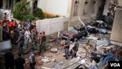Soldiers inspect damage at scene of the explosion in the mostly Christian neighborhood of Achrafiyeh, Beirut, Lebanon, October 19, 2012. (Jeff Nuemann/VOA)