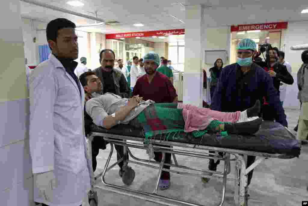 طالبان کے اس حملے میں کم از کم 30 افراد ہلاک اور 300 سے زائد زخمی ہو گئے ہیں۔