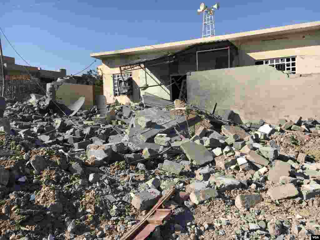 Reruntuhan rumah di jalanan di desa Abu Saif, barat daya Mosul (23/2). (VOA/K. Omar)