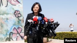 Taiwanese President Tsai Ing-Wen standing by a section of the Berlin Wall speaks to media at the Ronald Reagan Presidential Library in Simi Valley, California, Aug.13, 2018. 