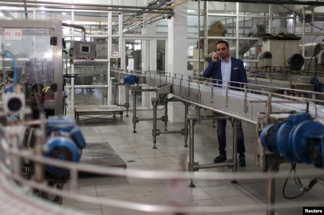 کمپنی کے ڈائریکٹر حمام یزیجی کا کہنا ہے کہ اس برس پیپسی کو غزہ میں پیداوار شروع کیے ساٹھ برس مکمل ہورہے تھے۔(فوٹو، رائٹرز)