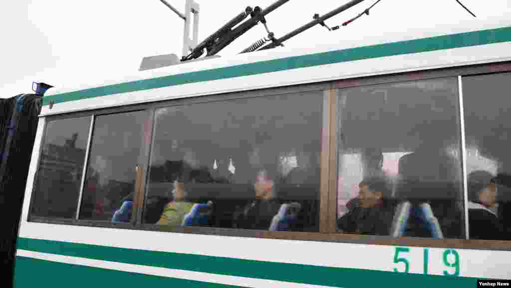 봄비가 내린 5일 평양 주민들이 버스를 타고 이동하고 있다.