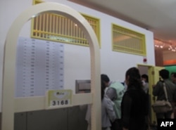 民众参观监狱模型