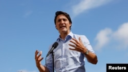 Perdana Menteri Kanada Justin Trudeau berbicara kepada awak media setelah berkunjung ke salah satu klinik vaksinasi di Ottawa, Ontario, Kanada, pada 28 September 2021. (Foto: Reuters/Blair Gable)
