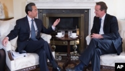 2015年6月9日時任英國首相卡麥隆(右)在倫敦唐寧街10號會見中國外交部長王毅