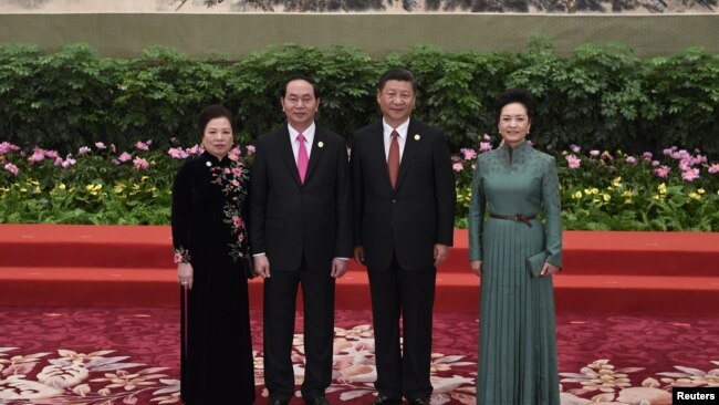 越南社会主义共和国主席陈大光( Tran Dai Quang )和夫人,中国主席习近平和夫人在北京人民大会堂的欢迎仪式上(2017年5月14日)