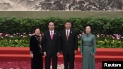 រូបភាព​ឯកសារ៖ ប្រធានាធិបតី​វៀតណាម​លោក Tran Dai Quang និង​ភរិយា​អ្នកស្រី Nguyen Thi Hien ថតរូបជា​មួយ​ប្រធានាធិបតី​ចិនលោក Xi Jinping និង​ភរិយា​អ្នកស្រី Peng Liyuan ក្នុង​ពិធី​សម្រាប់​មេដឹកនាំ​ចូល​រួម​វេទិកាខ្សែក្រវ៉ាត់​និង​ផ្លូវ​។