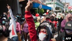 Warga dan PSK berkumpul memprotes penutupan Dolly