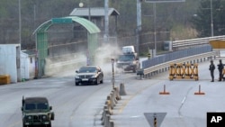 2013年5月3日，韓國在朝鮮開城工業園區的管理委員會主席的車輛抵達韓國首爾以北坡州，分隔韓國和朝鮮的板門店非軍事區附近的海關，移民和檢驗局。