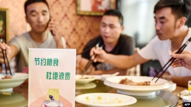 中国河北邯郸市一家餐馆桌子上立有“节约粮食杜绝浪费”的牌子。（2020年8月13日）