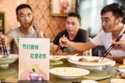 中国河北邯郸市一家餐馆桌子上立有“节约粮食杜绝浪费”的牌子。（2020年8月13日）