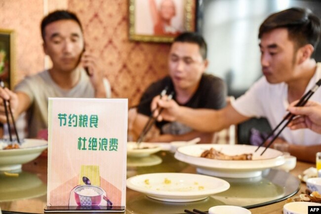 中國河北邯鄲市一家餐館桌子上立有「節約糧食杜絕浪費」的牌子。（2020年8月13日）