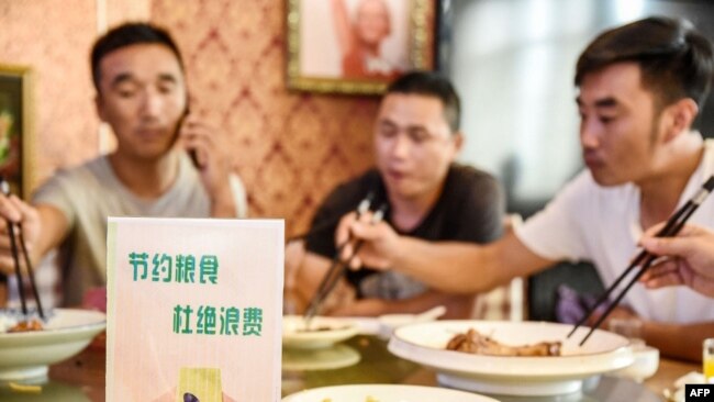 中国河北邯郸市一家餐馆桌子上立有“节约粮食杜绝浪费”的牌子。（2020年8月13日）