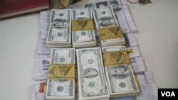 Un grupo de ciudadanos paraguayos pretendía introducir al país una alta suma de dinero en dólares, camuflados en el tapizado de un vehículo.