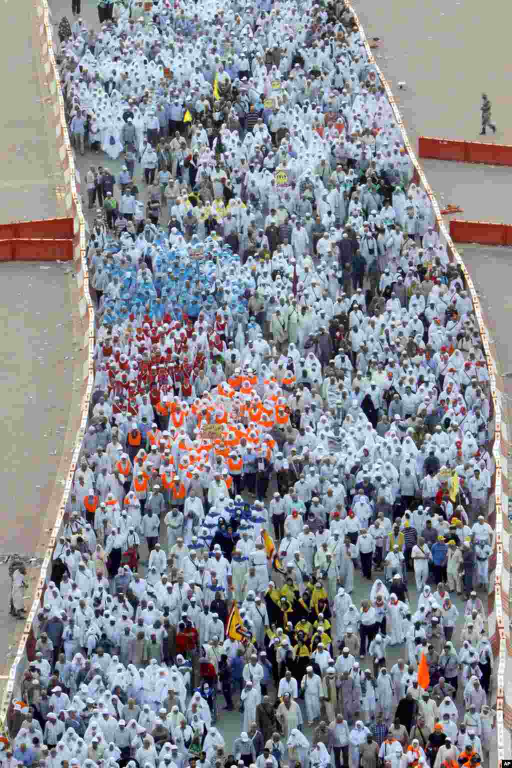 Người hành hương Hồi giáo xếp hàng để đi ném đá vào các cây cột, tượng trưng cho Quỷ Dữ, nghi thức mang tên "Jamarat," một phần của lễ hội Hajj tại Mecca.