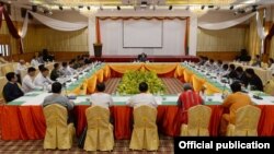 နိုင်ငံတော် အတိုင်ပင်ခံပုဂ္ဂိုလ် ဒေါ်အောင်ဆန်းစုကြည် နဲ့ ပြည်ထောင်စုအဆင့် ပစ်ခတ်တိုက်ခိုက်မှု ရပ်စဲရေး ပူးတွဲစောင့်ကြည့်ကော်မတီ (JMC-U) တို့ ပြည်တွင်းငြိမ်းချမ်းရေး နဲ့ အပစ်အခတ်ရပ်စဲရေး ကိစ္စတွေ ပထမဆုံး အကြိမ် တွေ့ဆုံဆွေးနွေးခဲ့စဉ်။