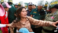 Tep Vanny of Boeung Kak lake is blocked by riot police officers during a protest rally near the prime minister's residence in Phnom Penh, file photo. 