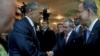 奧巴馬與勞爾.卡斯特羅在美洲峰會上握手 